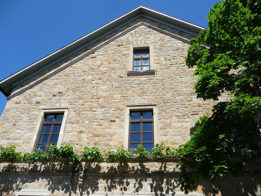 Rathaus mit Turm und Turmuhr in Framersheim