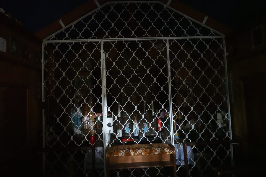 Müllner Bründl mit schlichtem Holzständerbau und vorgezogenem Satteldach im Wald