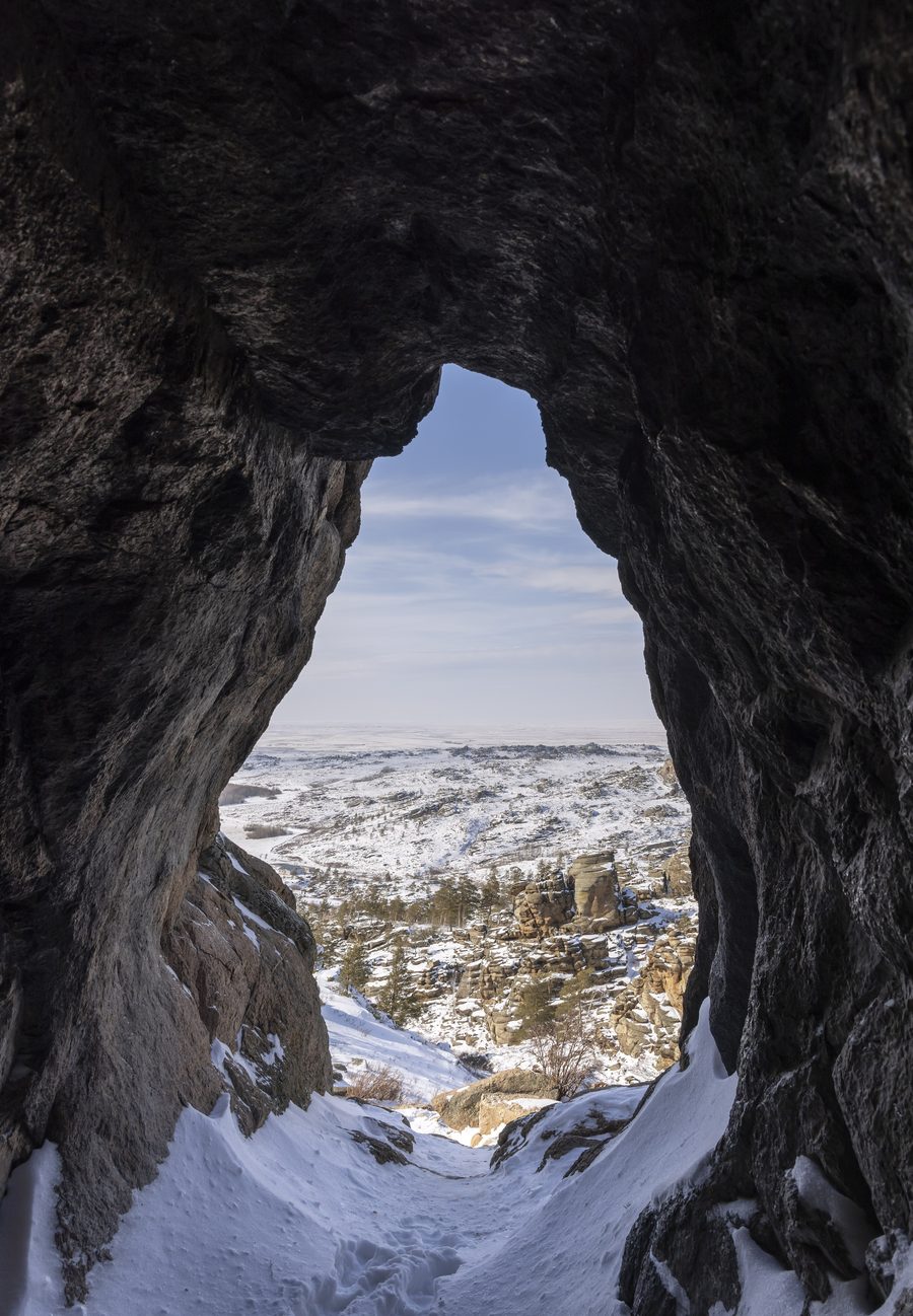 Ingresso alla grotta Konyr-Auliye nel Parco nazionale di Bayanaul