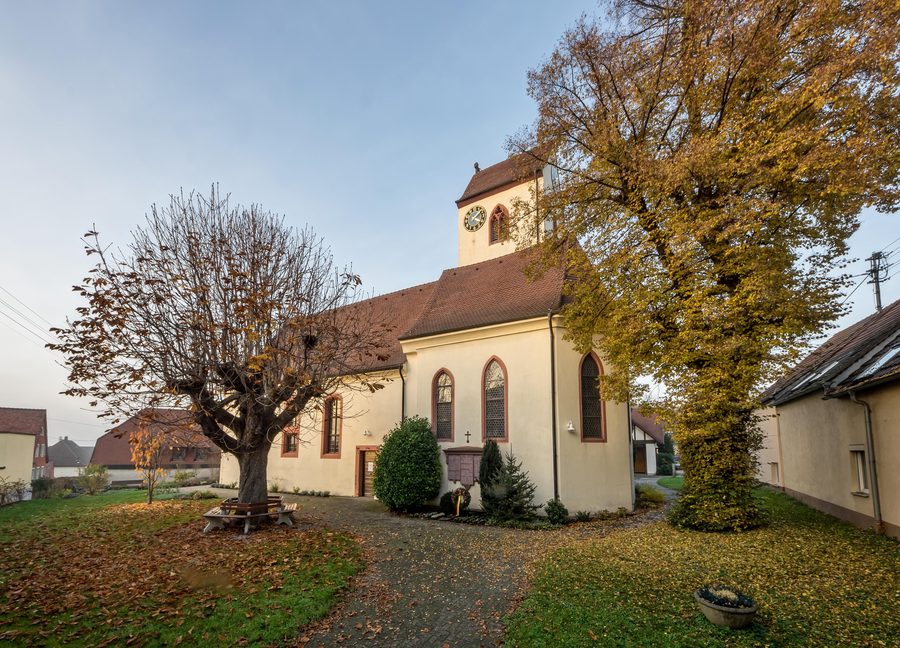 Außenansicht der St. Laurentius-Kirche in Bischoffingen