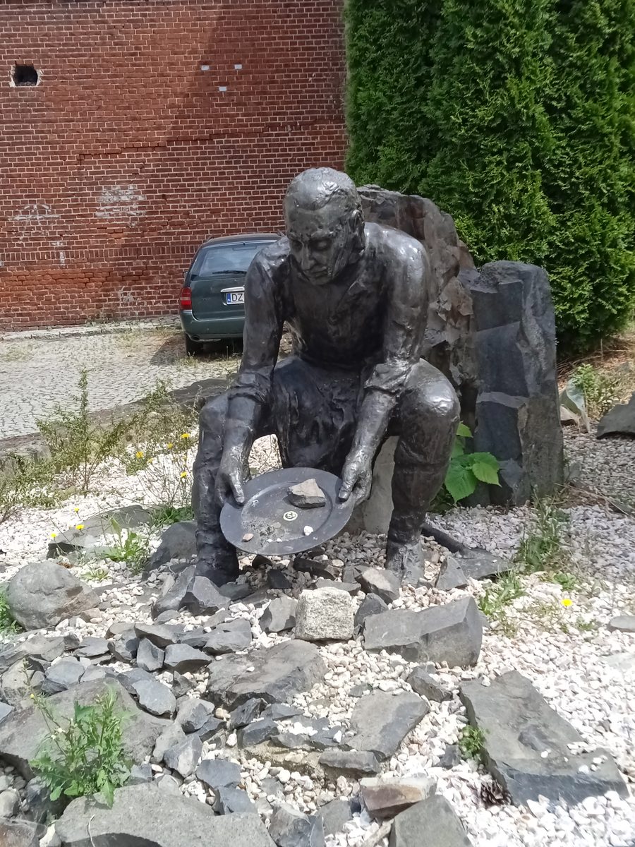 Scultura di un cercatore d’oro a Złotoryja