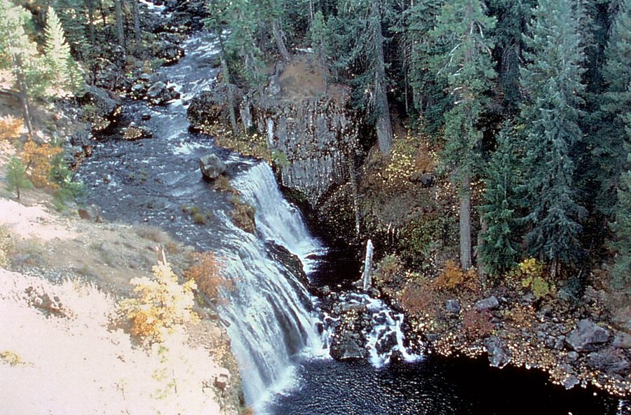 Middle McCloud Falls sul McCloud River nella contea di Siskiyou