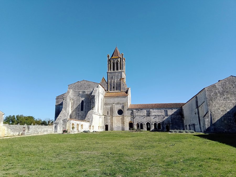 File:Abbaye Notre-Dame de Sablonceaux 01.jpg