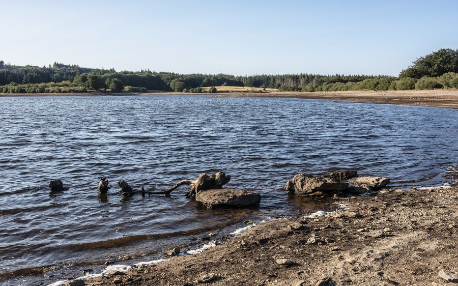 File:Vézoles Lake, Prémian.jpg