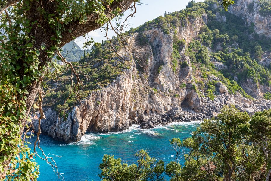 Costa verde di Paleokastritsa a Corfù