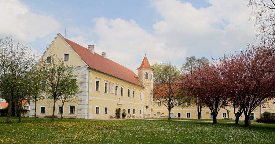 Schloss Atzenbrugg mit Schlossgarten in Niederösterreich