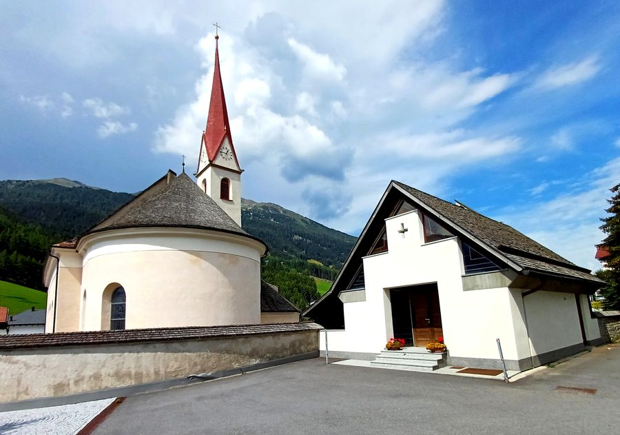 Friedhofskapelle und Pfarrkirche in St. Valentin a. d. Haide