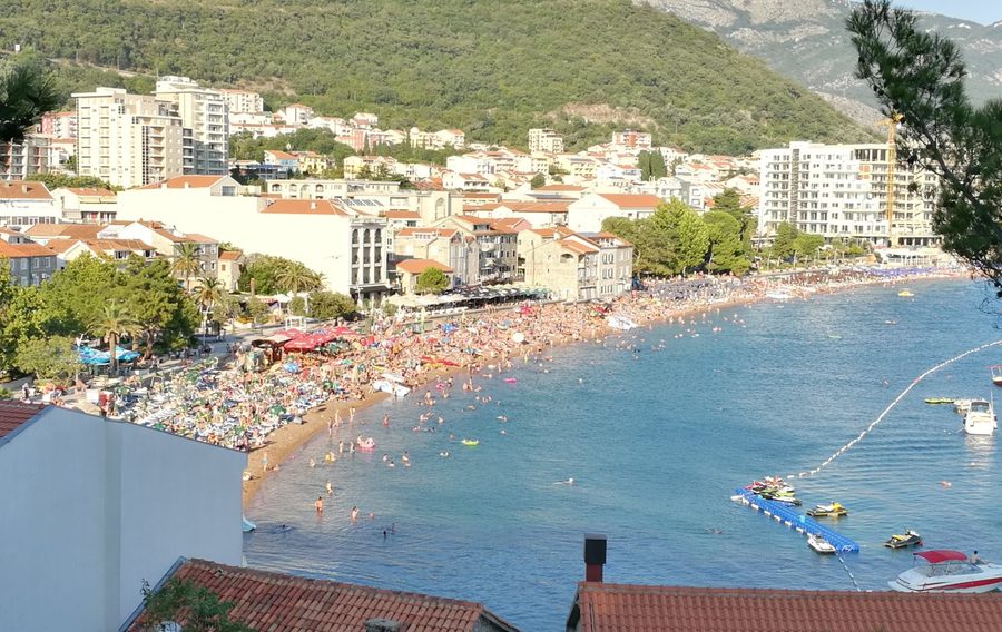 Strand und Uferpromenade von Petrovac Na Moru in Montenegro