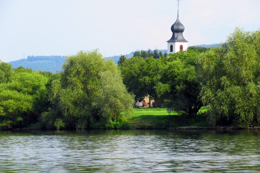 Brauneberg an der Mosel mit der Kirche, gesehen vom linken Fährkopf