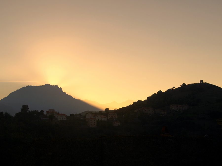 Tramonto su Pedano presso Pietralba con la rovina della cappella di Saint-Michel