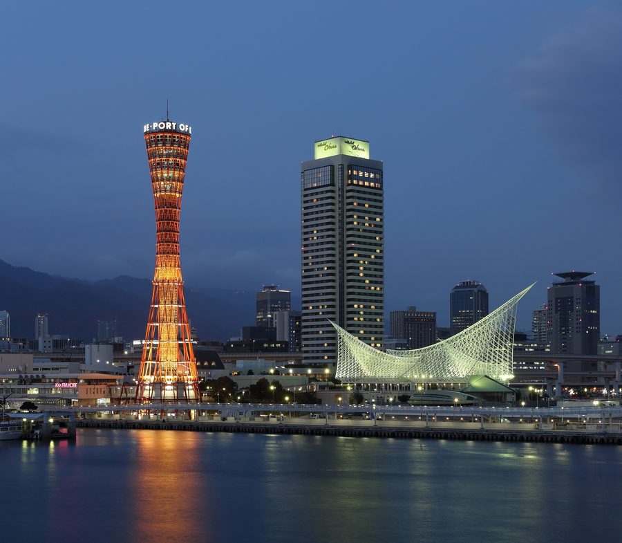 Kobe Port Tower e il lungomare del porto di Kobe.