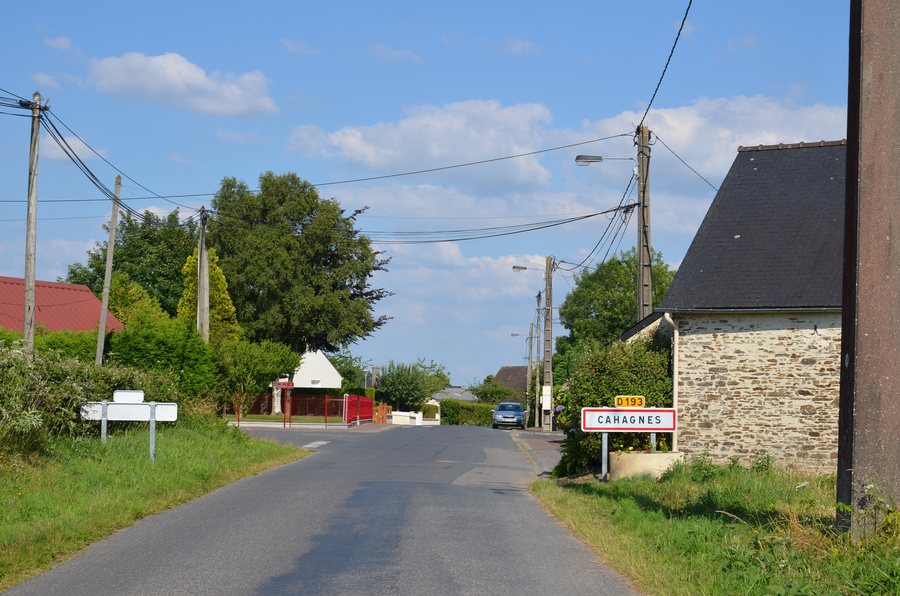 File:Cahagnes - Entrée du bourg.JPG