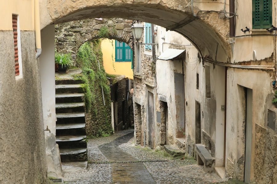 Strada medievale nel centro storico di Pigna in Liguria