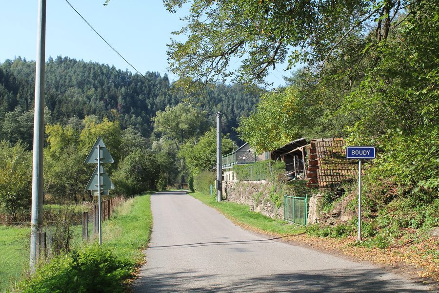 Landstraße im Ortsteil Boudy von Skryje im Okres Brno-venkov