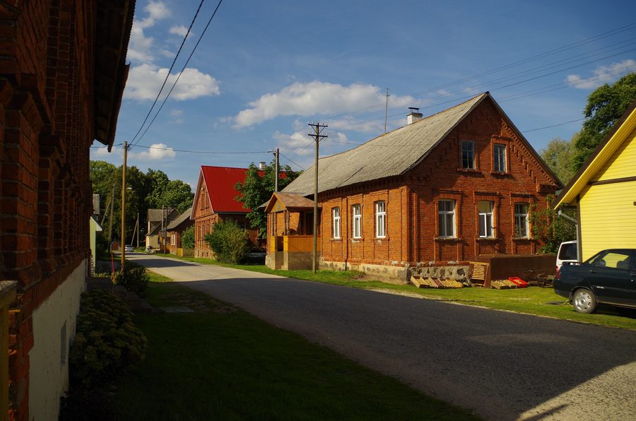Architettura tipica sulla via principale di Varnja vicino al lago Peipus
