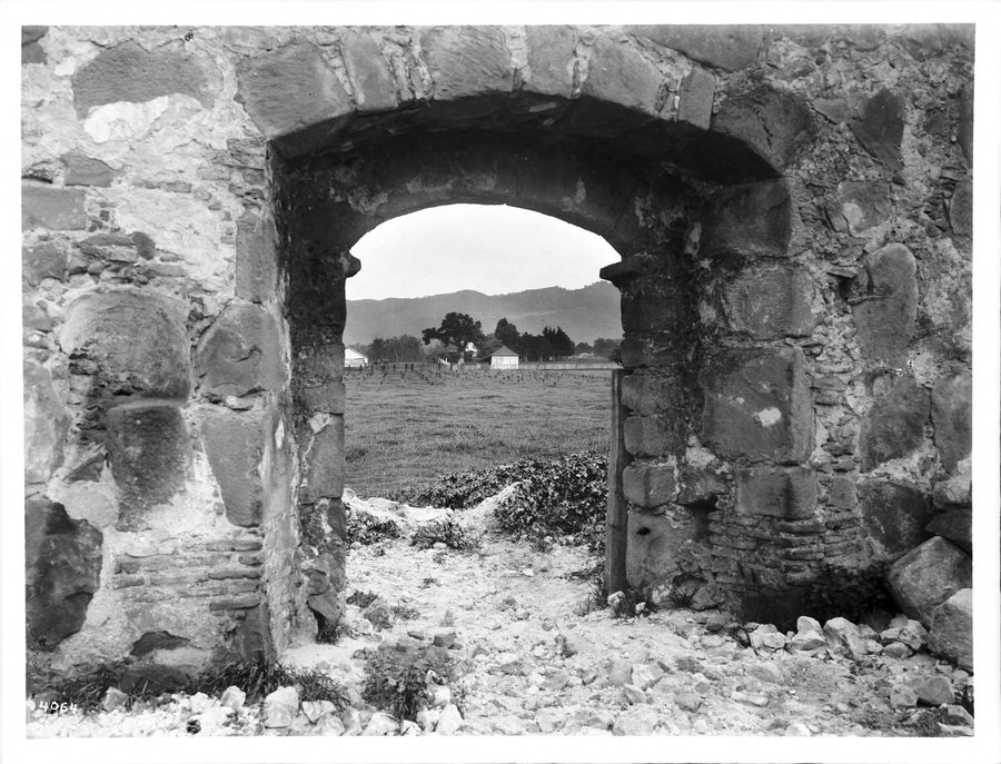Vista attraverso l'ingresso principale sulle rovine della Mission Santa Margarita, California