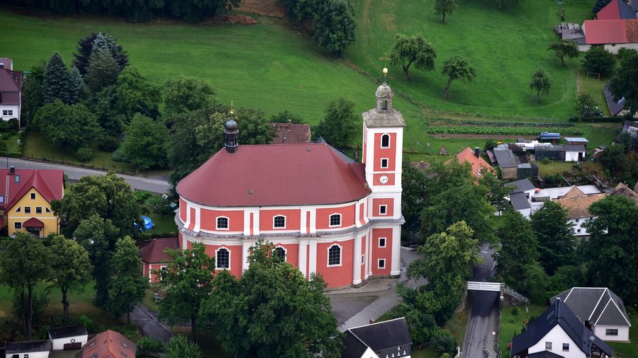 Veduta aerea della chiesa parrocchiale cattolica di San Martino a Nebelschütz