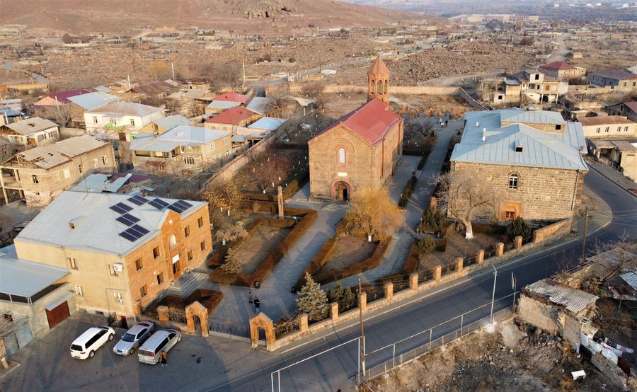 Luftaufnahme der Kirche des heiligen Mesrop Maschtoz in Oshakan, Armenien