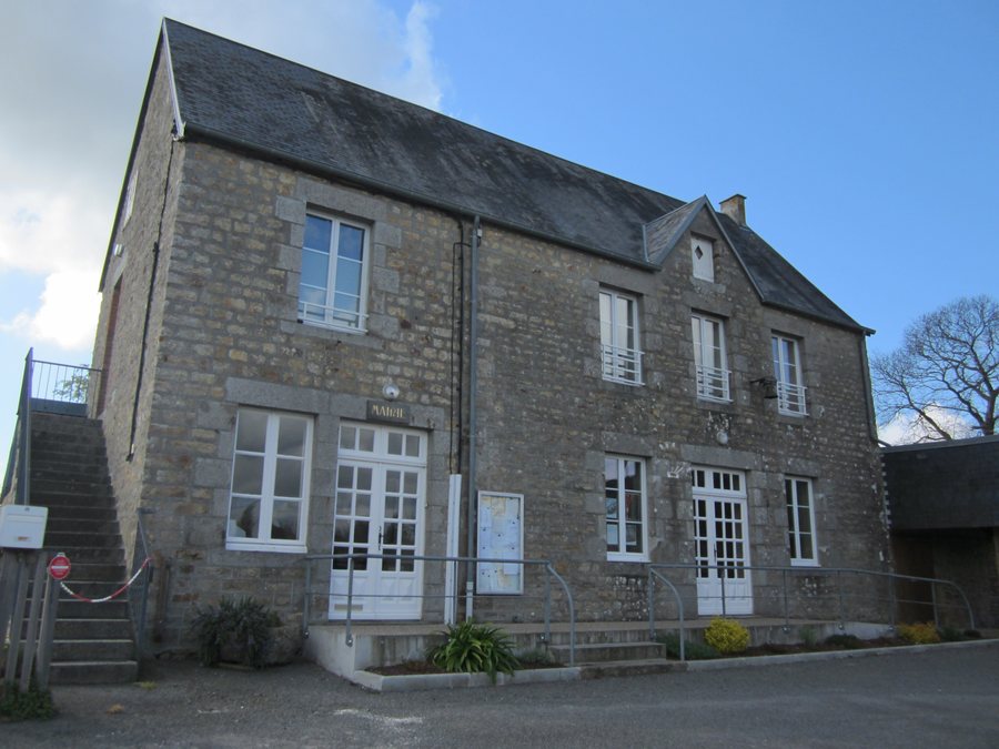 File:Champcervon - Mairie.jpg