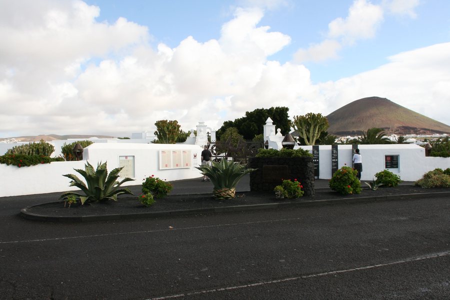 File:Teguise Tahiche - LZ-34-Calle Jorge Luis Borges - Fundación César Manrique-Montaña de Maneje 01 ies.jpg