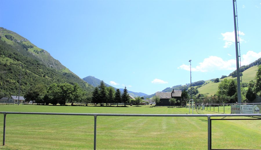 File:Stade de football de Campan (Hautes-Pyrénées) 1.jpg