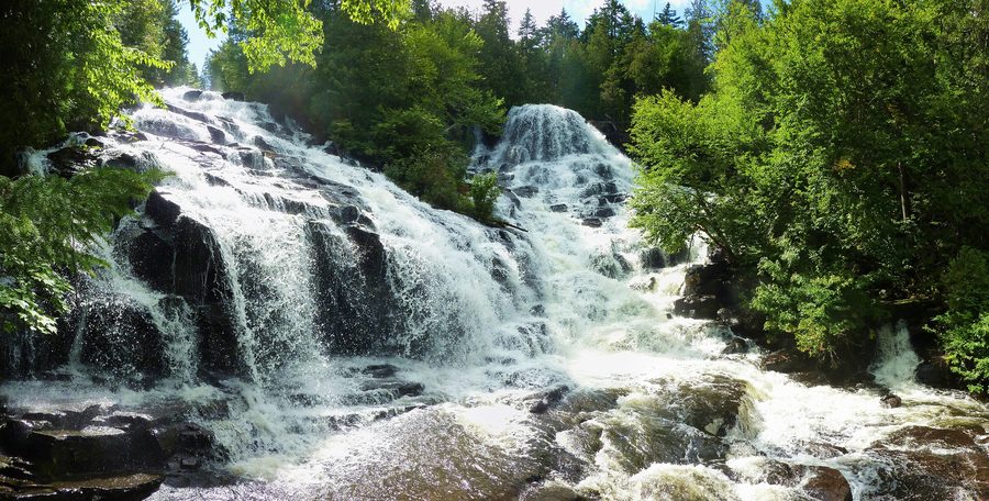 Cascate Waber nel Parco nazionale della Mauricie, Quebec, circondate dalla foresta