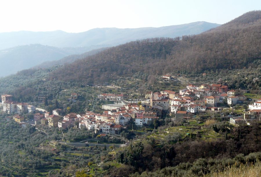 Panorama di Caravonica in Liguria, Italia