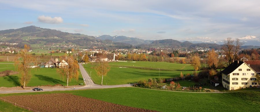 Panoramablick über das Zürcher Oberland mit dem Bachtel und dem Tösstal im Hintergrund