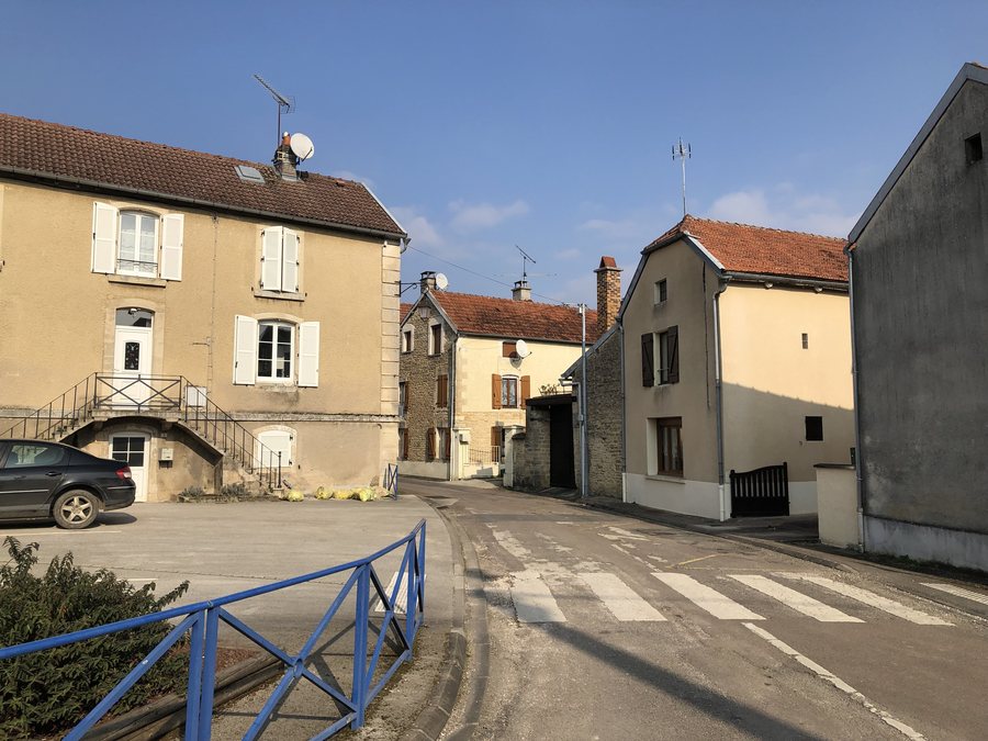 File:Orges - Place du Centre.jpg
