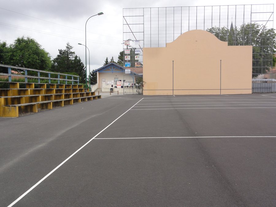 File:Angresse (Landes) fronton.JPG