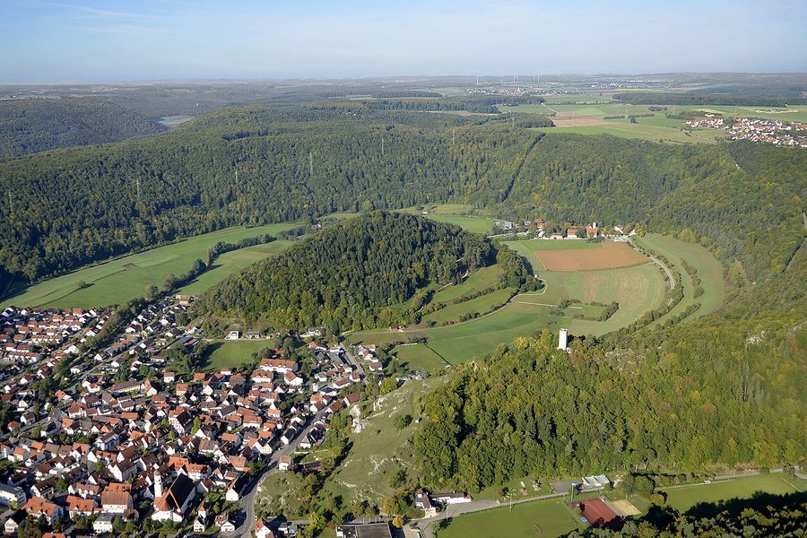 Monte ad ansa Lützelberg nel paesaggio della Schwäbische Alb presso Schelklingen