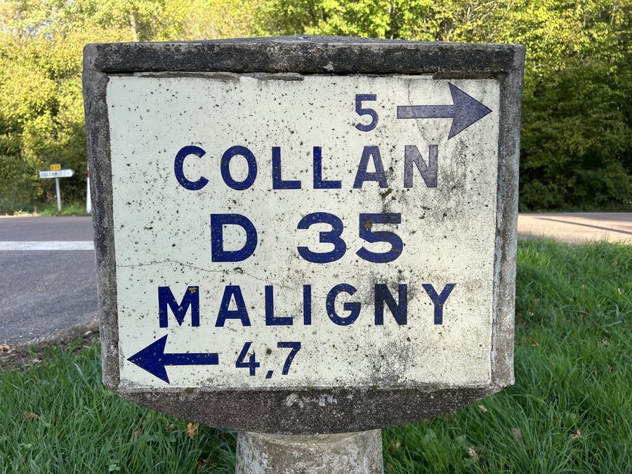 File:Borne Michelin Route D35 - Maligny (FR89) - 2022-11-02 - 2.jpg