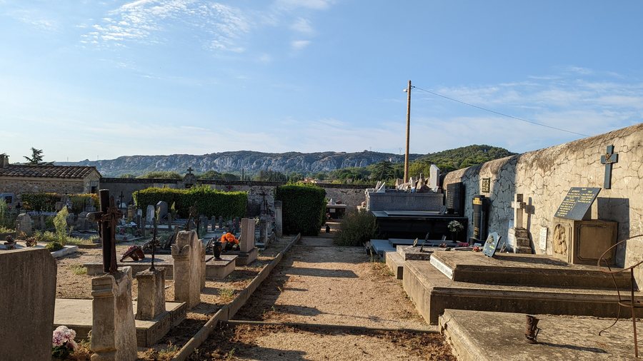 File:Cimetière de Saint-Geniès-de-Comolas 2.jpg