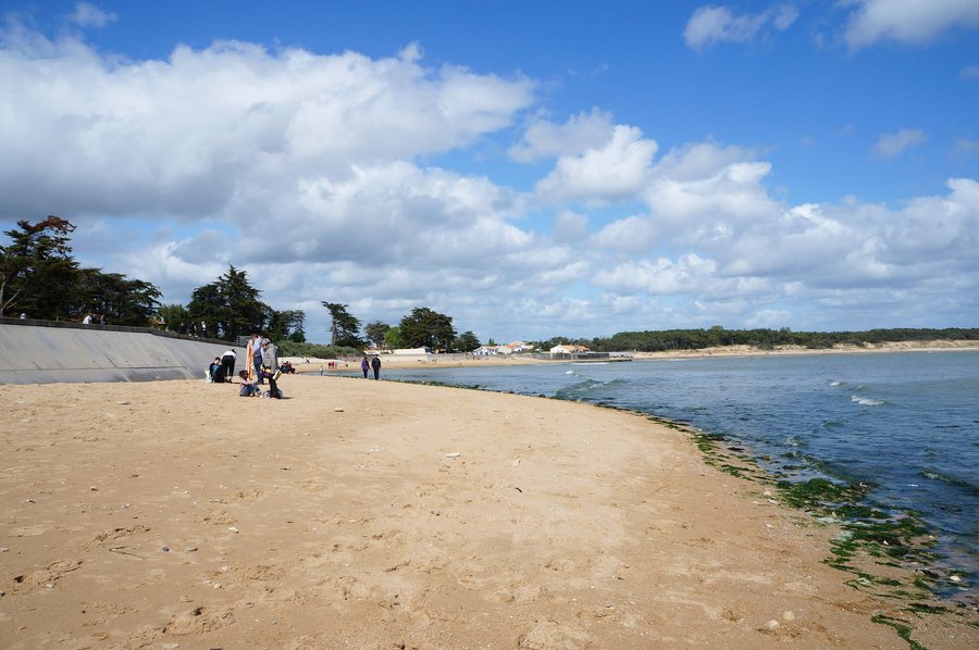 File:Saint-Vincent sur Jard,Plage Clemenceau.jpg