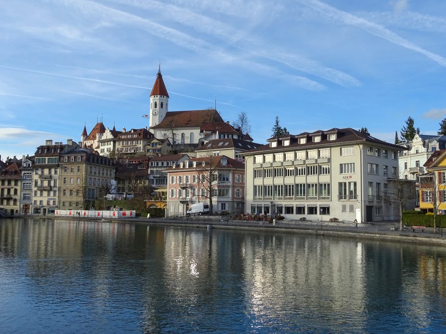 Blick auf Thun mit historischer Stadt, Thunersee und Bergen im Hintergrund
