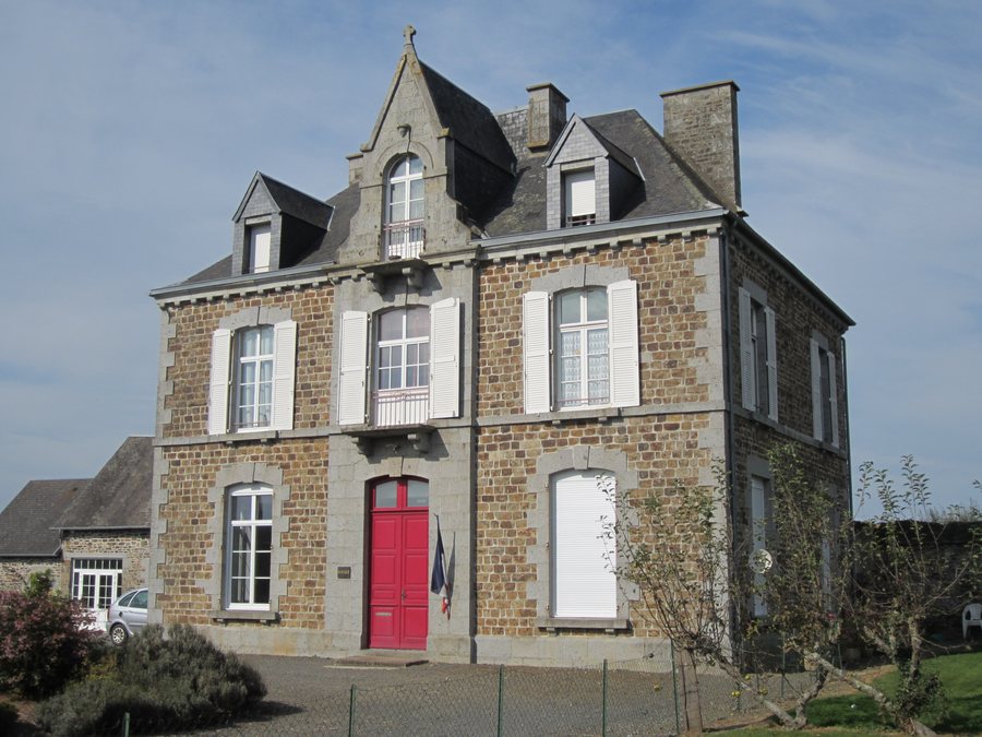File:Le Mesnil-Ozenne - Mairie.JPG
