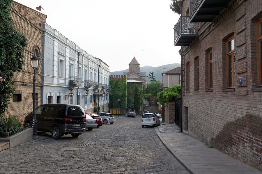 Straßen und Häuser von Avlabari in der Altstadt von Tbilisi am Ufer der Kura