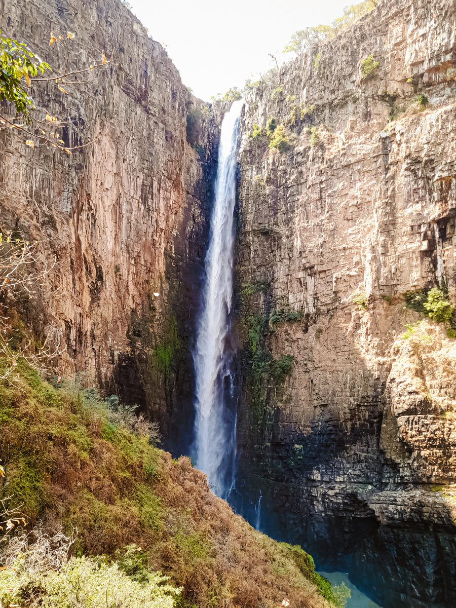 Wasserfall mit einem einzelnen hohen Wasserfalllauf im Distrikt Kalambo in der Region Rukwa, Tansania