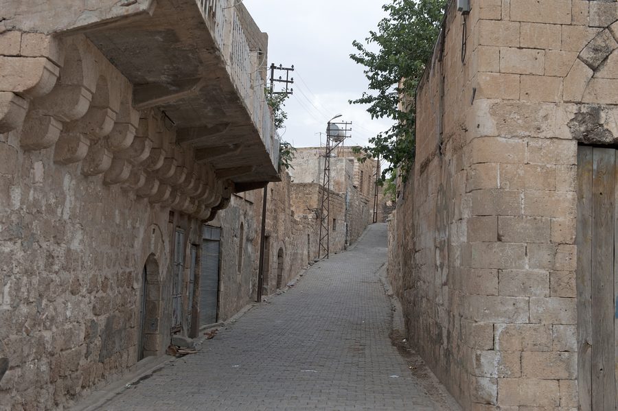 Case storiche in pietra e vicoli stretti nel centro storico di Midyat