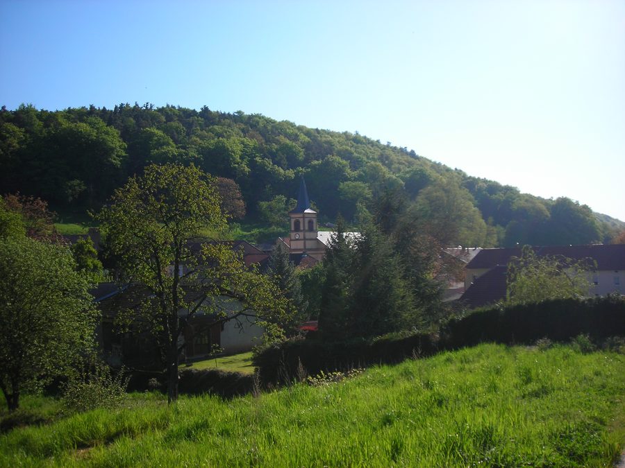 Kirche von Guerting, von der Schule aus gesehen