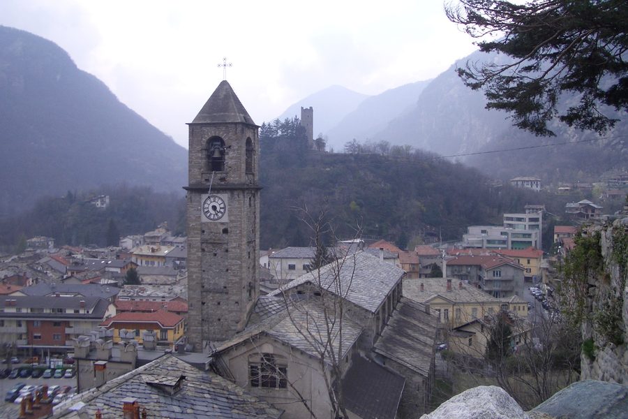 Blick auf Pont Canavese vom Hügel mit dem Ferranda-Turm