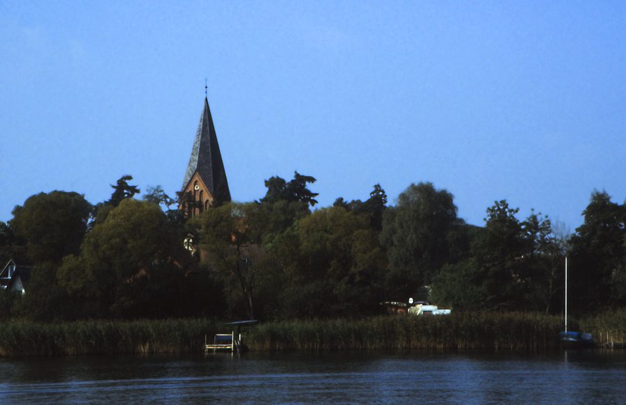 Blick vom Jabelschen See auf die Dorfkirche Jabel