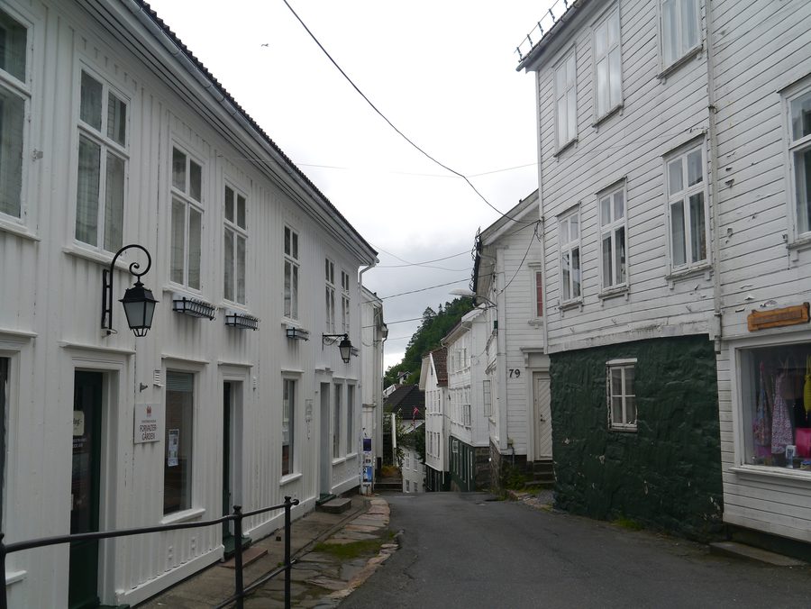 Historische Altstadt von Tvedestrand mit weißen Holzhäusern