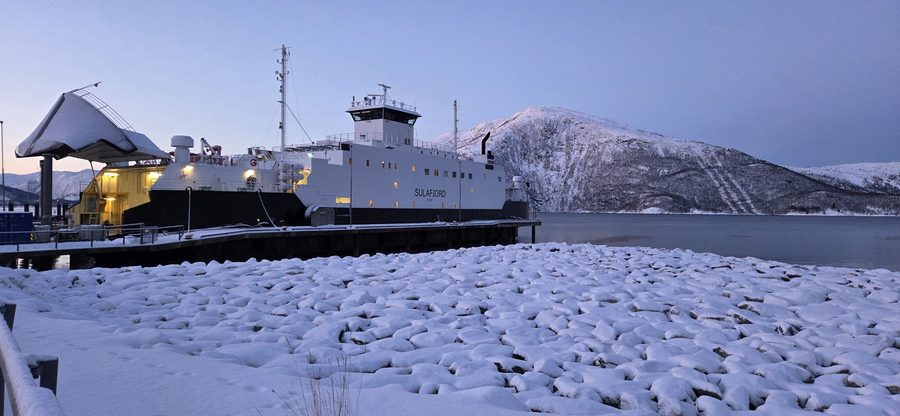 Traghetto automobilistico MF Sulafjord a Kjøpsvik, Nordland, Norvegia