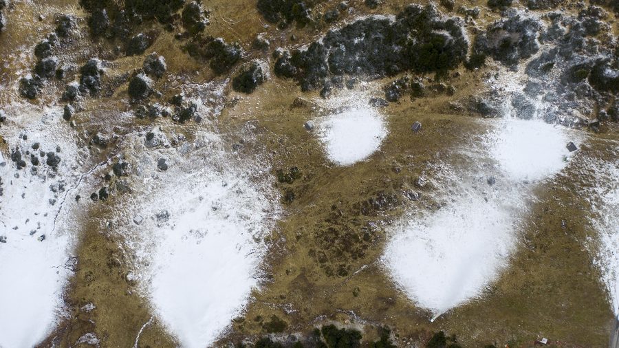 Luftaufnahme von Obertauern in der verschneiten alpinen Berglandschaft