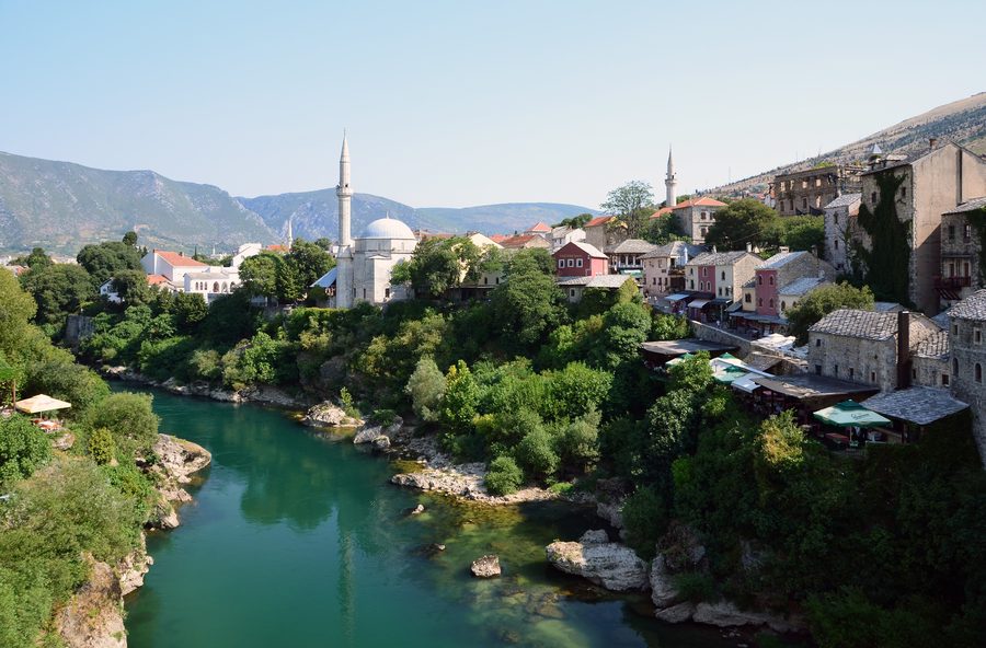 La Neretva con vista sulla città di Mostar e il contesto storico del centro antico