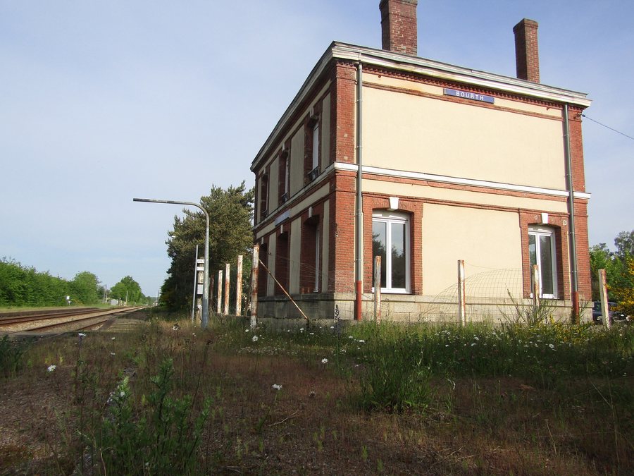 File:Gare de Bourth.jpg