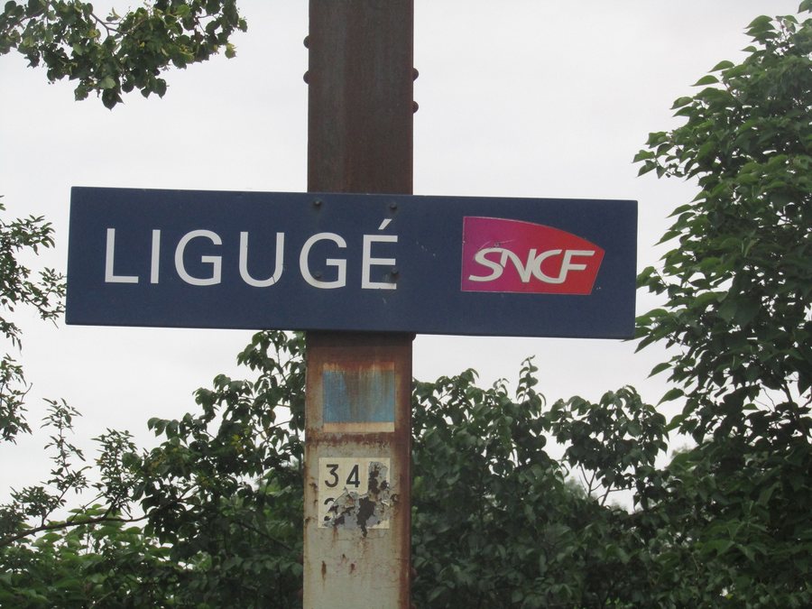 File:Gare de Ligugé sign.jpg