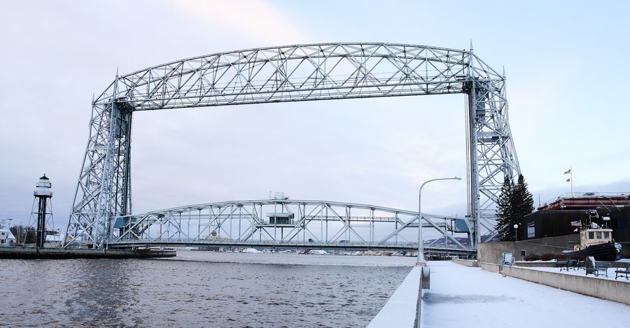Aerial Lift Bridge über dem Schifffahrtskanal von Duluth am Lake Superior