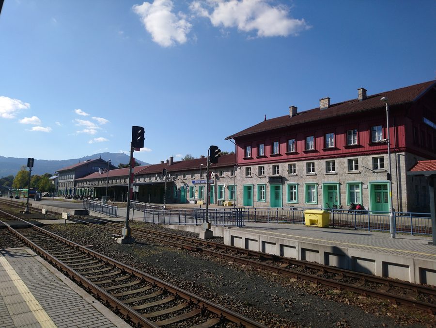 Grenzbahnhof Bayerisch Eisenstein mit einem Zug der Waldbahn